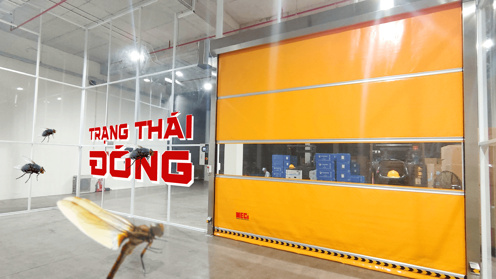 cửa cuốn nhanh PVC ngăn côn trùng đang đóng lại