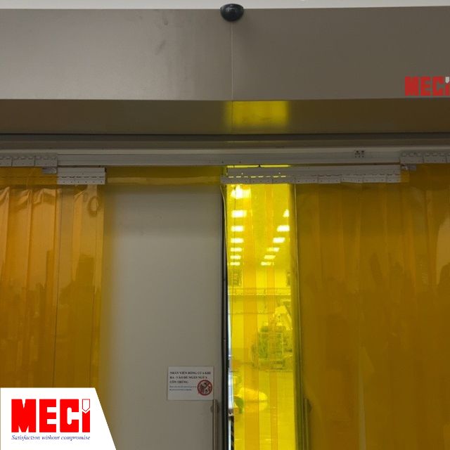 Cửa đóng/mở hai cánh và rèm nhựa PVC màu vàng