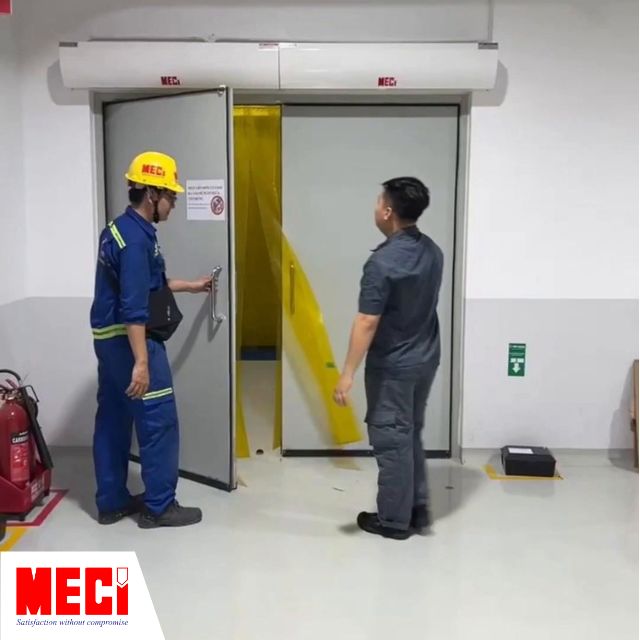 kỹ thuật MECI đang hướng dẫn khách hàng sử dụng sản phẩm