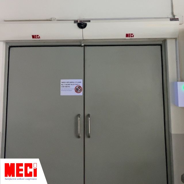 2 Quạt cắt gió MECI và cảm biến radar phía trên cửa đóng/mở hai cánh