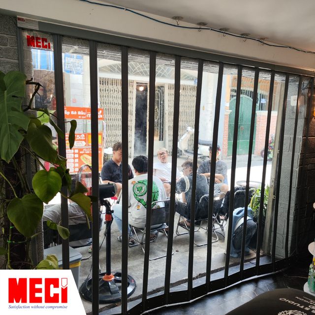 rèm nam châm treo trước lối vào của một quán cà phê