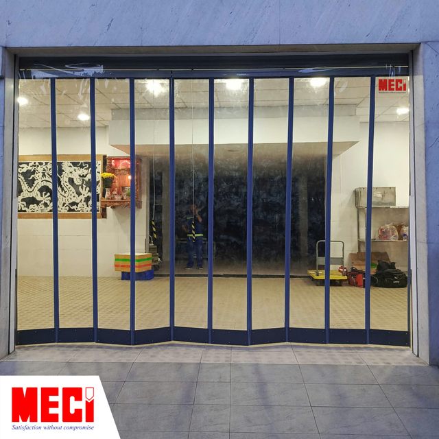 Rèm nhựa nam châm trong suốt tại lối ra vào của kho xưởng