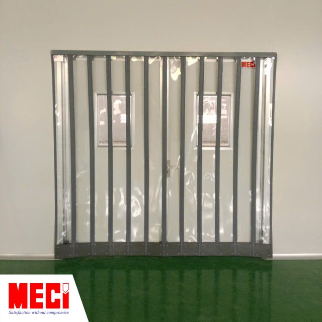 Rèm nhựa nam châm trong suốt tại cửa đóng mở của nhà máy.