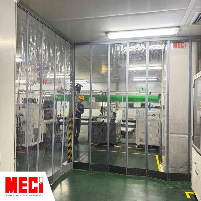 Rèm nhựa nam châm phân chia khu vực bên trong nhà máy sản xuất