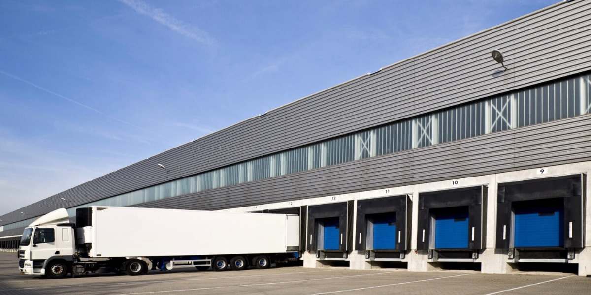 1 chiếc xe tải màu trắng đang đậu tại khu vực loading dock