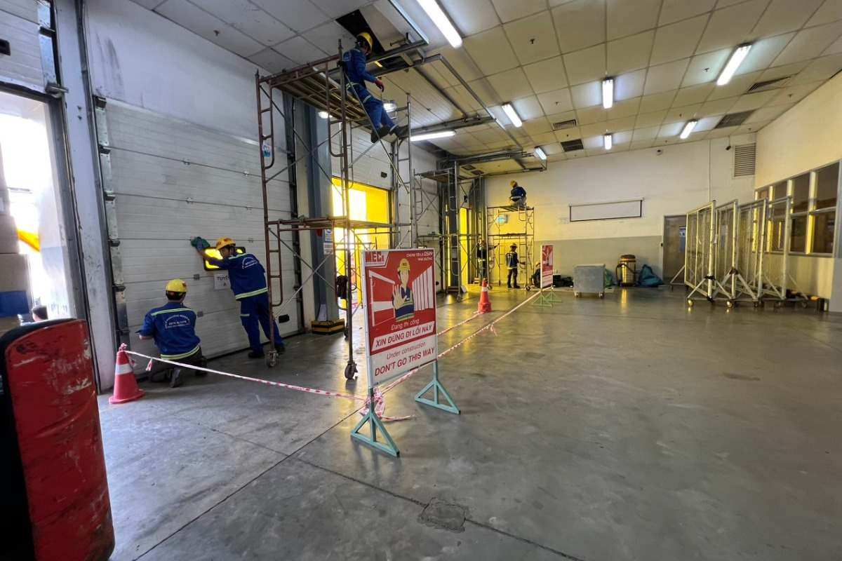 nhân viên MECI đang thi công tại loading dock 