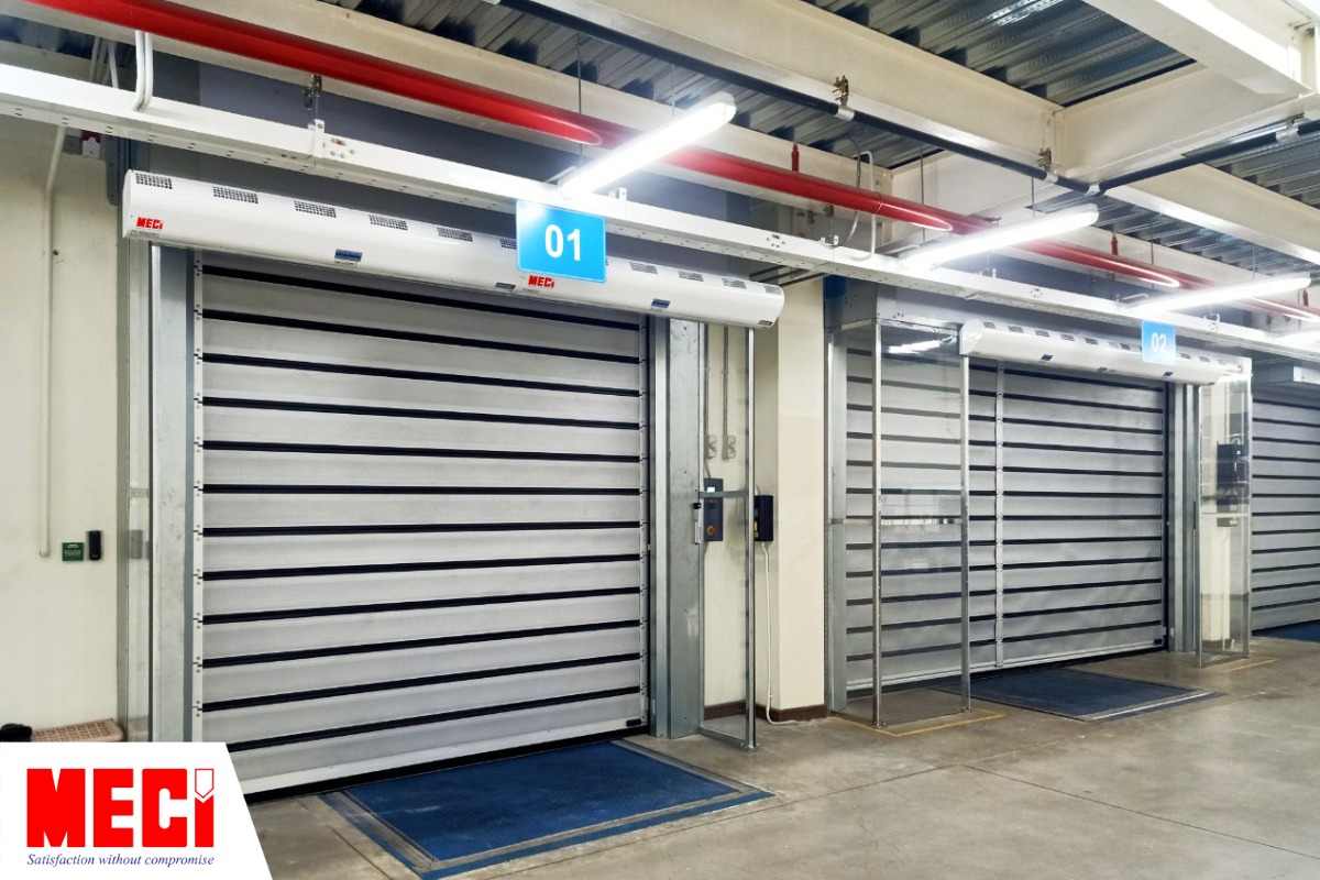 cửa cuốn nan nhôm và quạt cắt gió tại khu vực loading dock