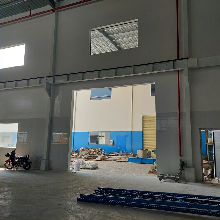 Khu vực cửa chính của nhà máy, vẫn chưa lắp cửa