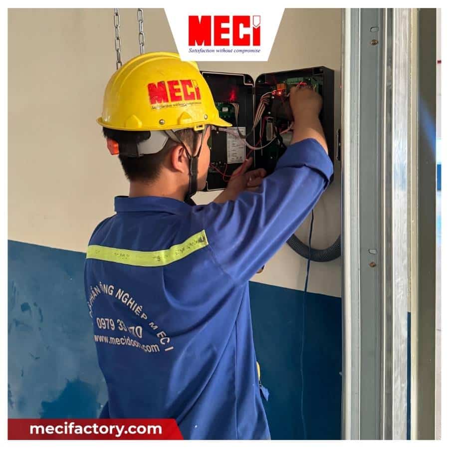 Nhân viên kỹ thuật MECI đang lắp đặt cửa trượt trần