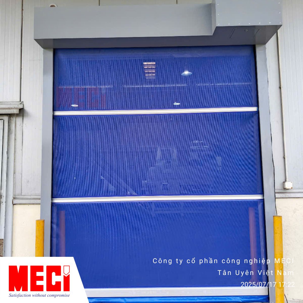 Hình ảnh cửa cuốn chậm dạng lưới màu xanh nước biển tại nhà máy Red River Foods Việt Nam