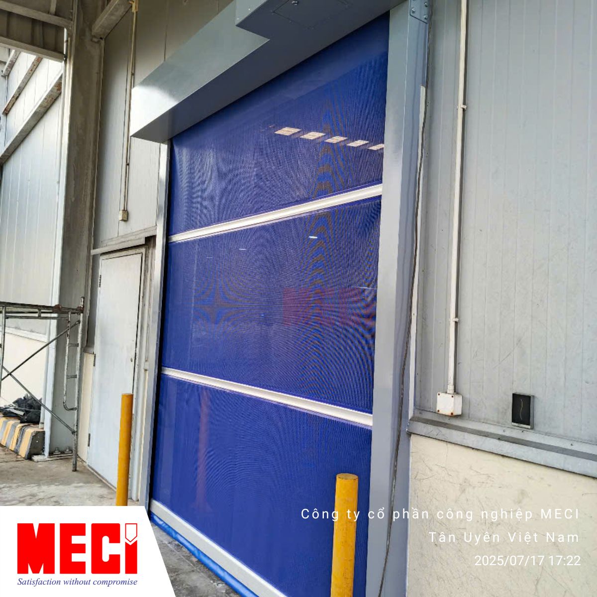 Hình ảnh cửa cuốn chậm dạng lưới tại nhà máy Red River Foods Việt Nam