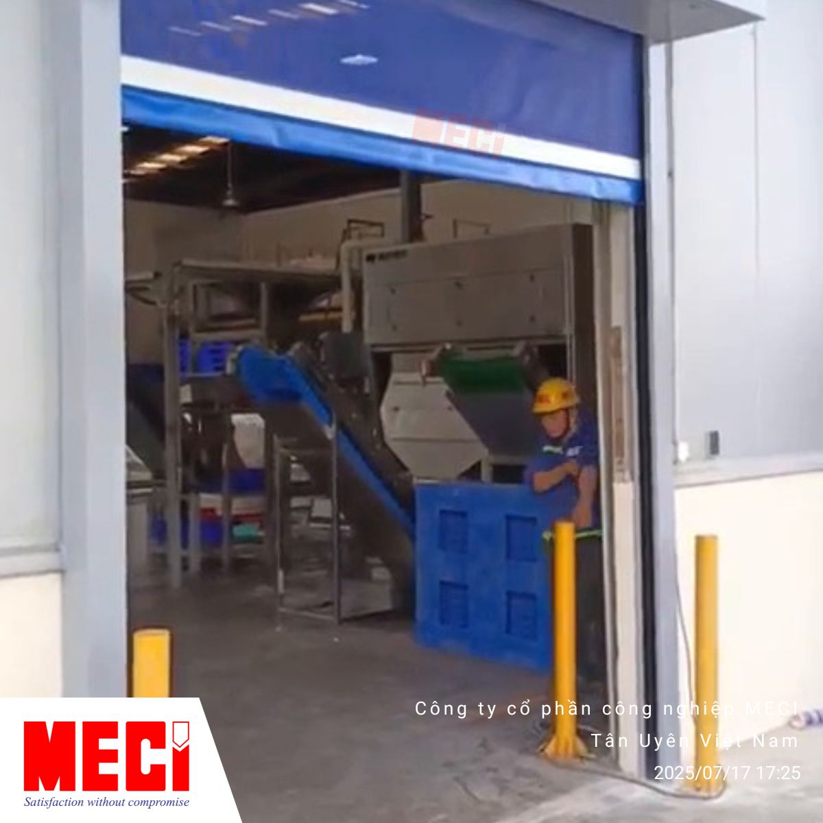 Hình ảnh cửa cuốn chậm dạng lưới tại nhà máy Red River Foods Việt Nam và kỹ thuật MECI đang đứng vận hành cửa