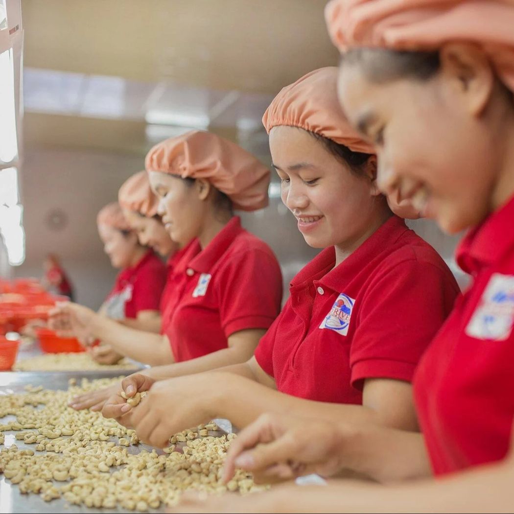 Hình ảnh những người phụ nữ mặc đồng phục Red River Foods đang làm việc