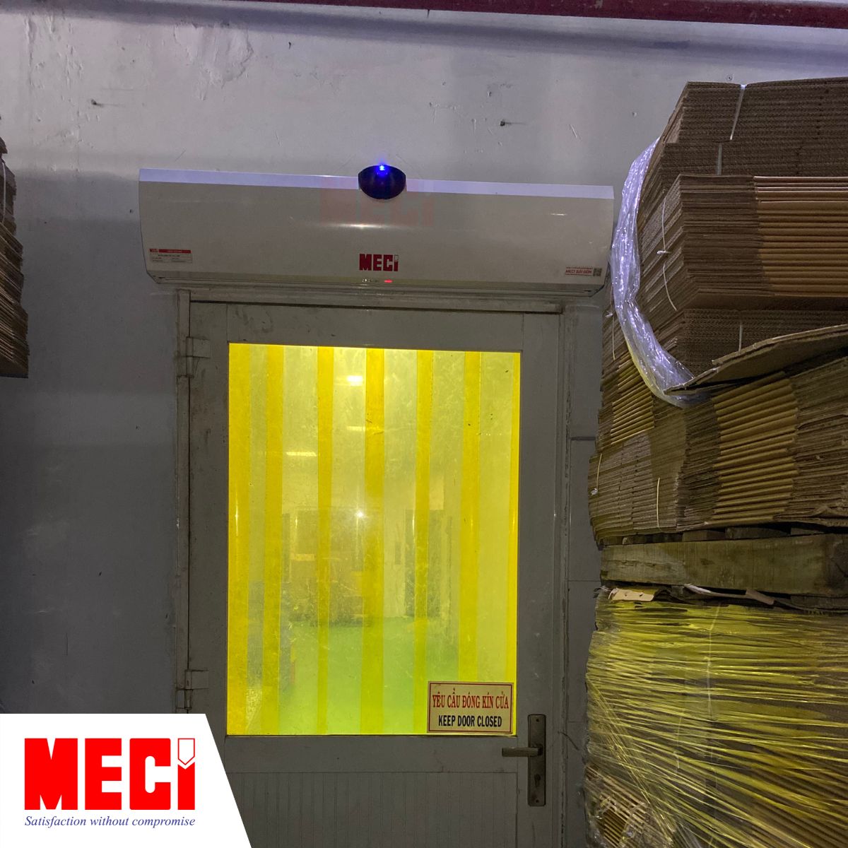 Quạt cắt gió kết hợp cửa bản lề và rèm nhựa PVC màu vàng