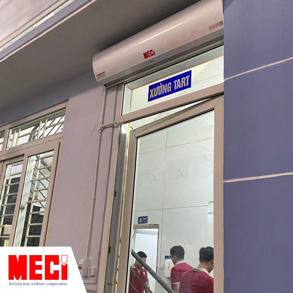 Bên trên là quạt cắt gió, bên dưới là cửa bản lề vào khu vực sản xuất Tân Nhất Hương