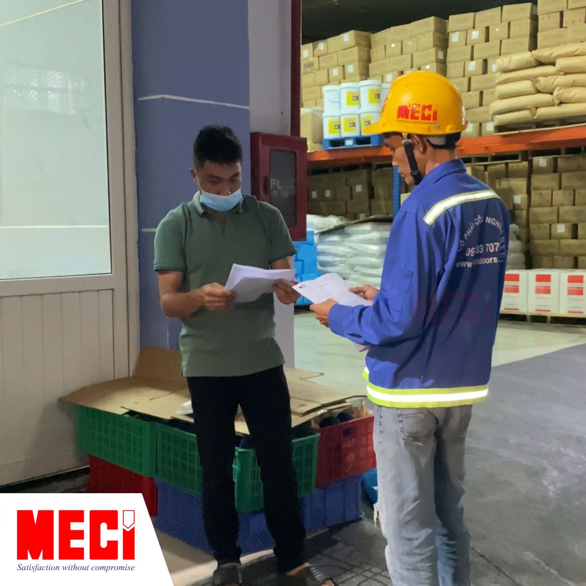 nhân viên Tân Nhất Hương đang thực hiện kiểm tra, nghiệm thu quạt cắt gió MECI