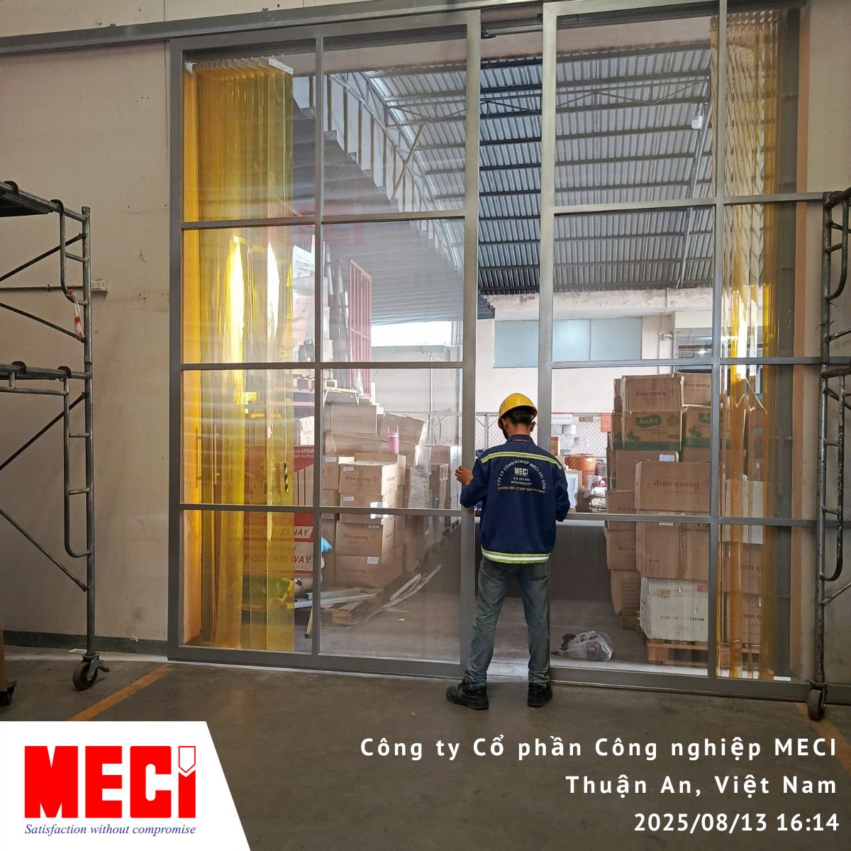 Kỹ thuật MECI đang kiểm tra sản phẩm sau khi lắp đặt