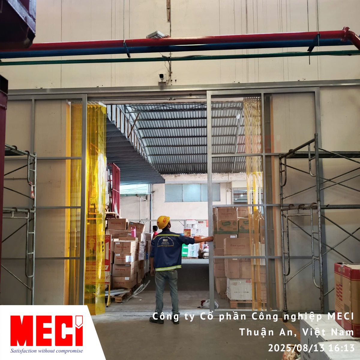 Kỹ thuật MECI đang kiểm tra chất lượng sản phẩm tại nhà máy Điện Quang