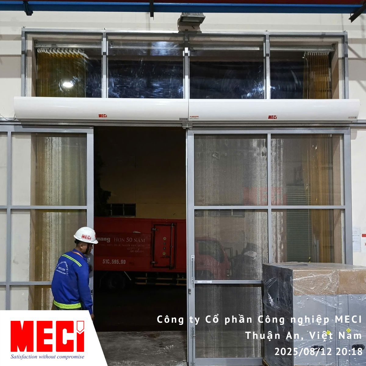 Kỹ thuật MECI đang kiểm tra cửa lưới chống côn trùng, bên trên là quạt cắt gió MECI