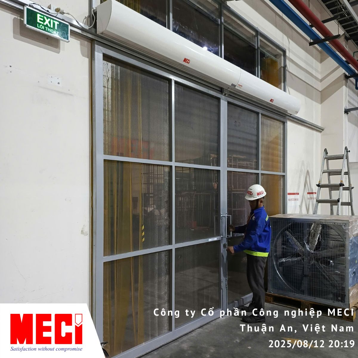 Kỹ thuật MECI đang kiểm tra cửa lưới chống côn trùng Inox, bên trên là quạt cắt gió MECI