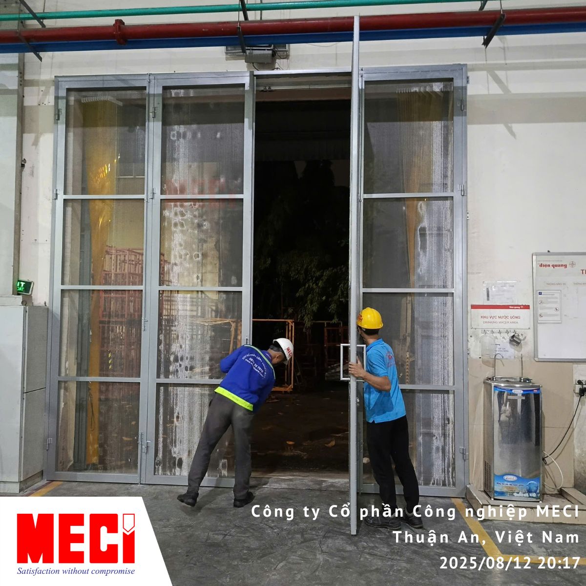 Kỹ thuật đang kiểm tra cửa lưới chống côn trùng Inox bản lề