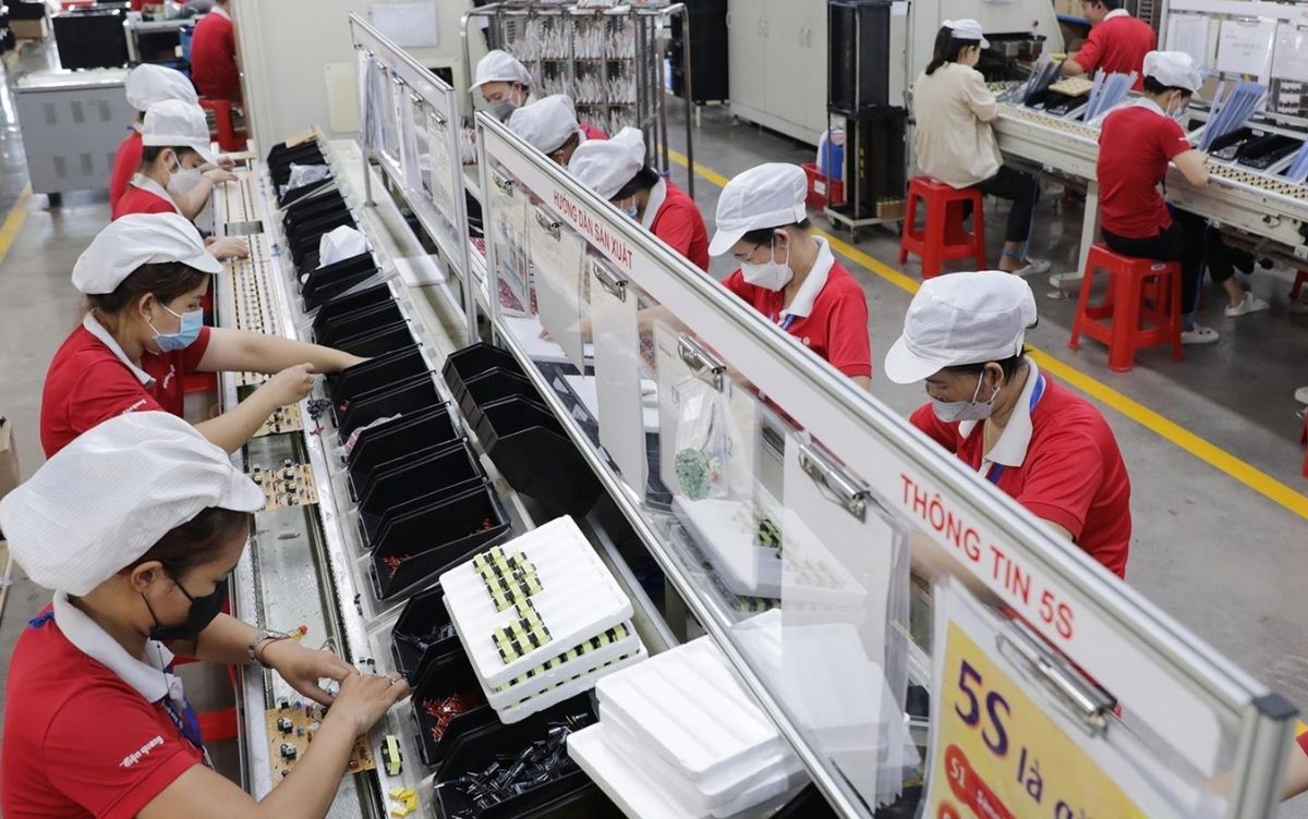 Nhân viên Điện Quang đang thực hiện sản xuất